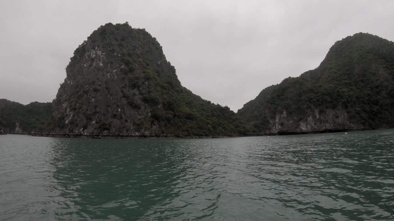 베트남 의 멋진 할롱 만 에 자리 잡은 섬 으로, 카야크 에서 고프로 를 이용 하여 찍은 사진
