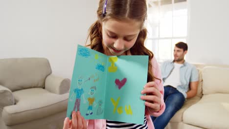 hija con una tarjeta de felicitación