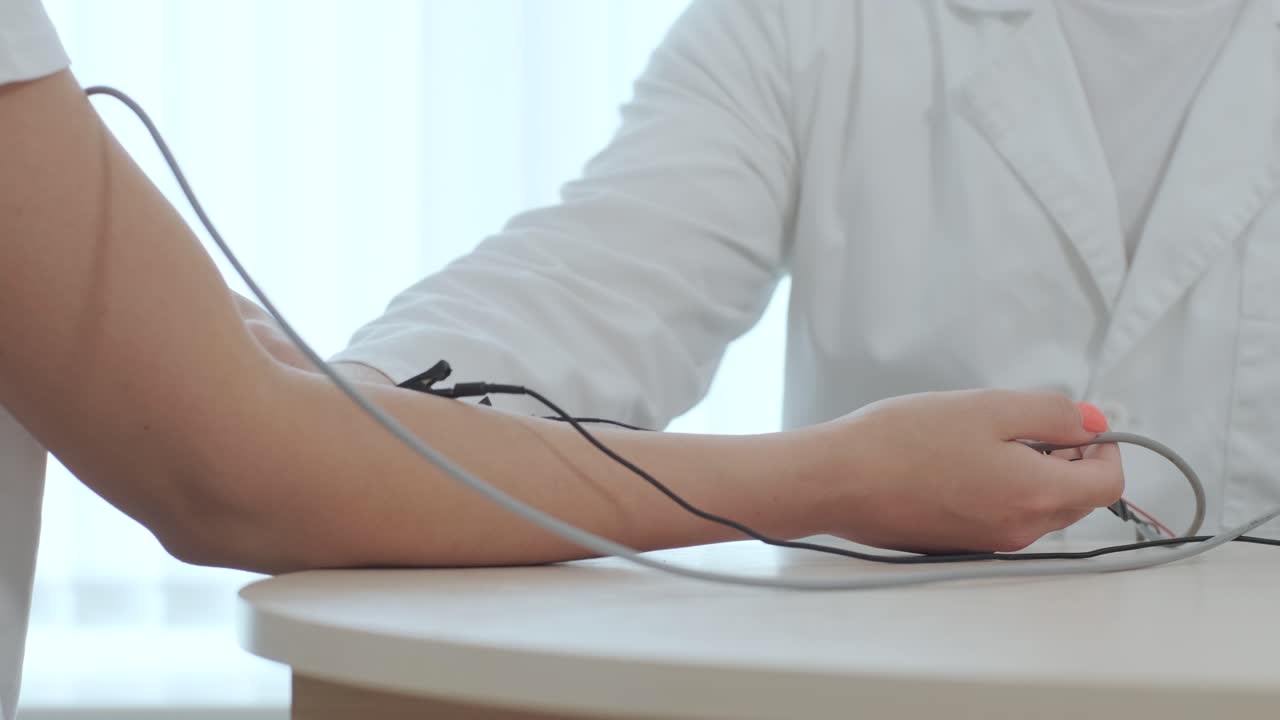 의료 센터에서 전기 근육 촬영을 사용하여 환자의 신경 검사를 수행합니다.