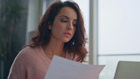 mujer de negocios seria leyendo documentos en el lugar de trabajo de cerca. dama estudiando papeles