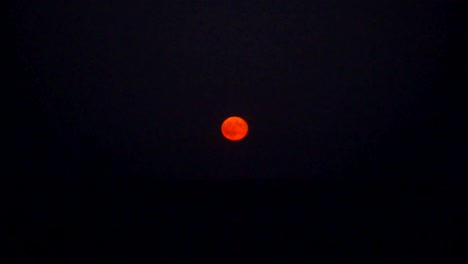 luna llena sobre el mar 4k