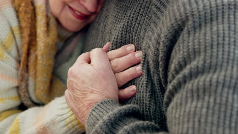 primo piano, tenendosi per mano e vecchia coppia con amore