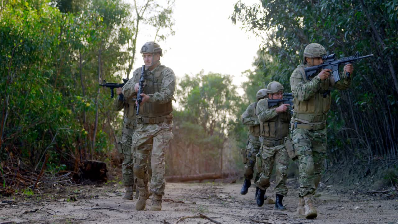 vista frontal de los soldados militares entrenando durante el entrenamiento militar 4k