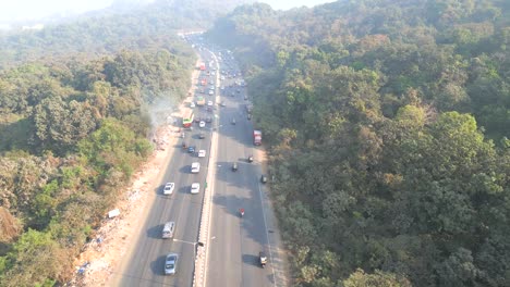 Sich-Bewegende-Fahrzeuge-Im-Entferntesten-Blick-Von-Oben-Auf-Mumba