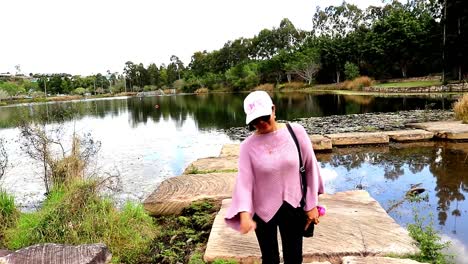 Hermosa-Mujer-Corriendo-Por-El-Lago