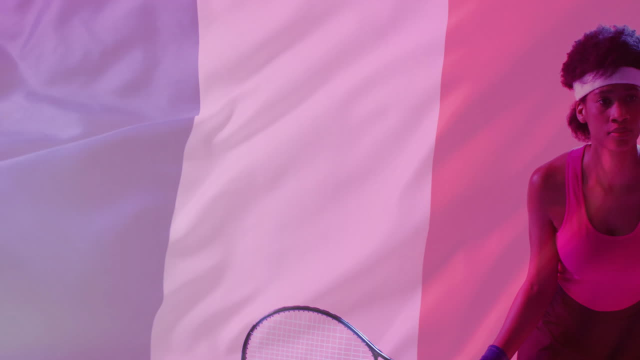 animación de la bandera de francia sobre una jugadora de tenis afroamericana con una raqueta de tenis