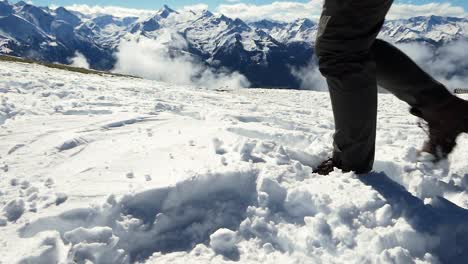 Wandern-Im-Tiefschnee-In-Den-Bergen-Mit-Bergschuhen