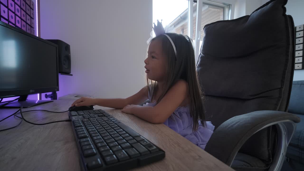 una niña con un hermoso vestido está dibujando en una computadora personal