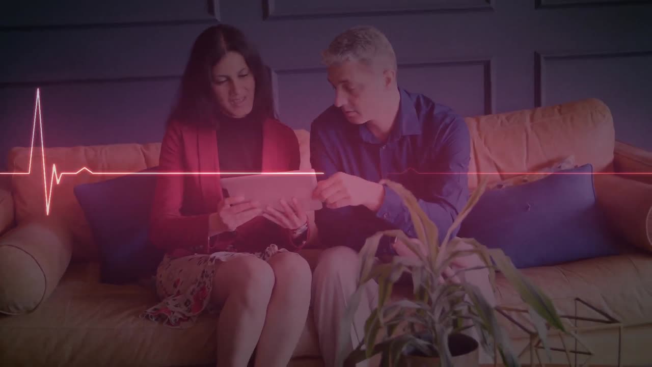 Animazione di rete di connessioni su una donna e un uomo che si allenano all'aperto