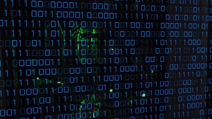 Animazione di codice binario su sala server
