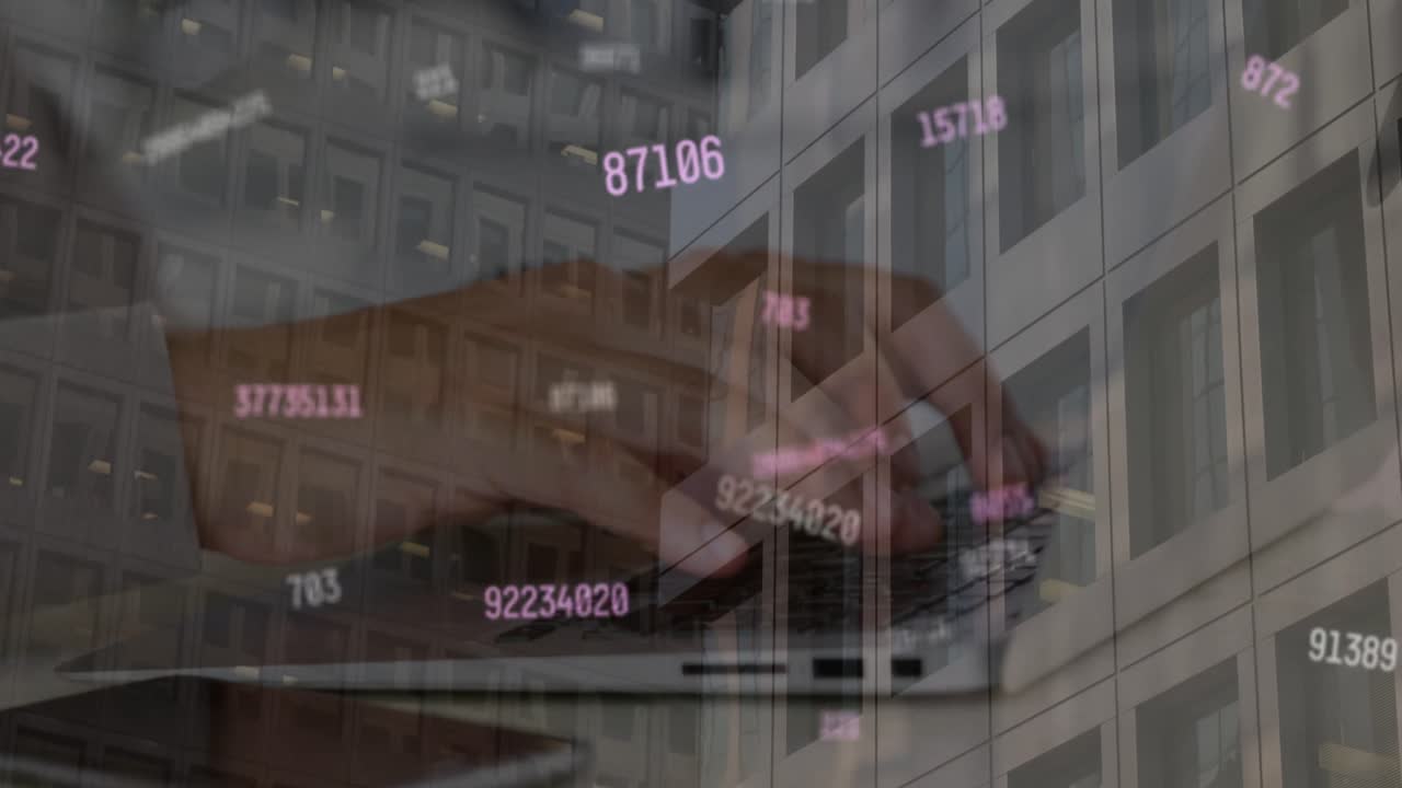 현대 사무실 건물과 노트북을 사용하는 백인 남자의 숫자 처리 애니메이션