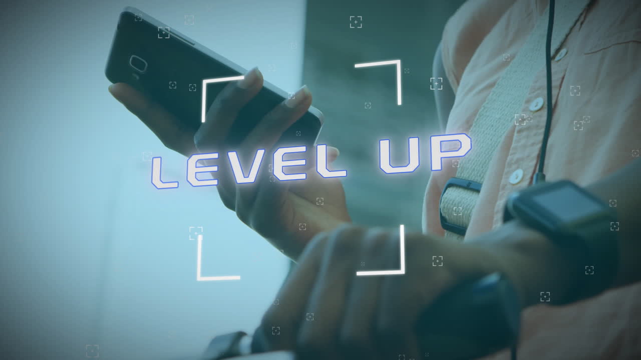 animación de nivel de texto y procesamiento de datos sobre hombre caucásico usando teléfono inteligente