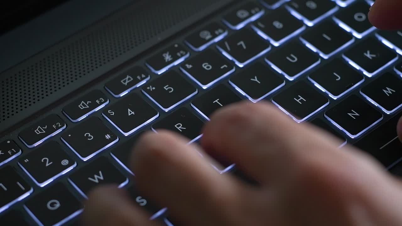 vista superior de la mano escribiendo en una computadora portátil o computadora