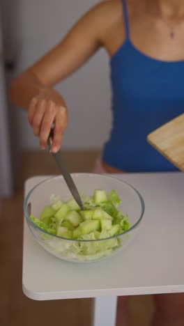 mujer preparando una ensalada saludable