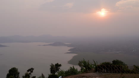 盧旺達的美麗湖泊上夕陽