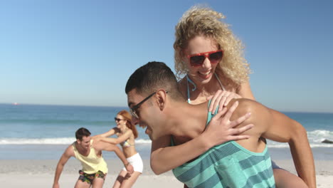 Junge-Erwachsene-Freunde,-Die-Spaß-Am-Strand-Haben,-4k