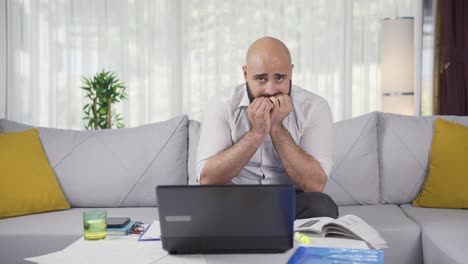 Hombre-Trabajador-De-Oficina-En-Casa-Mordiéndose-Las-Uñas-Mirando-A-La-Cámara.