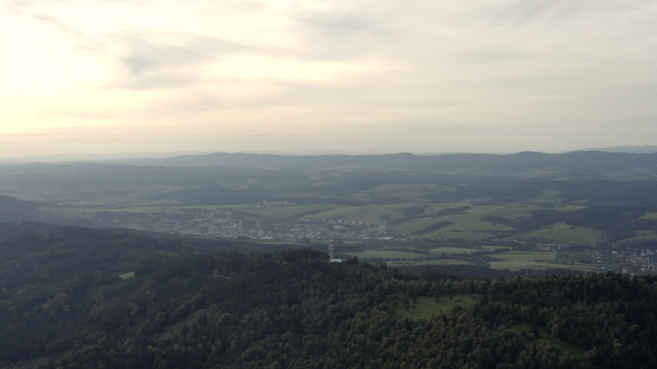 antena ancha lenta de paisaje verde y ciudad rural, república checa