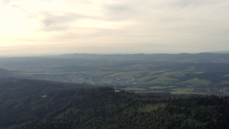 Antena-Ancha-Lenta-De-Paisaje-Verde-Y-Ciudad-Rural,-República-Checa