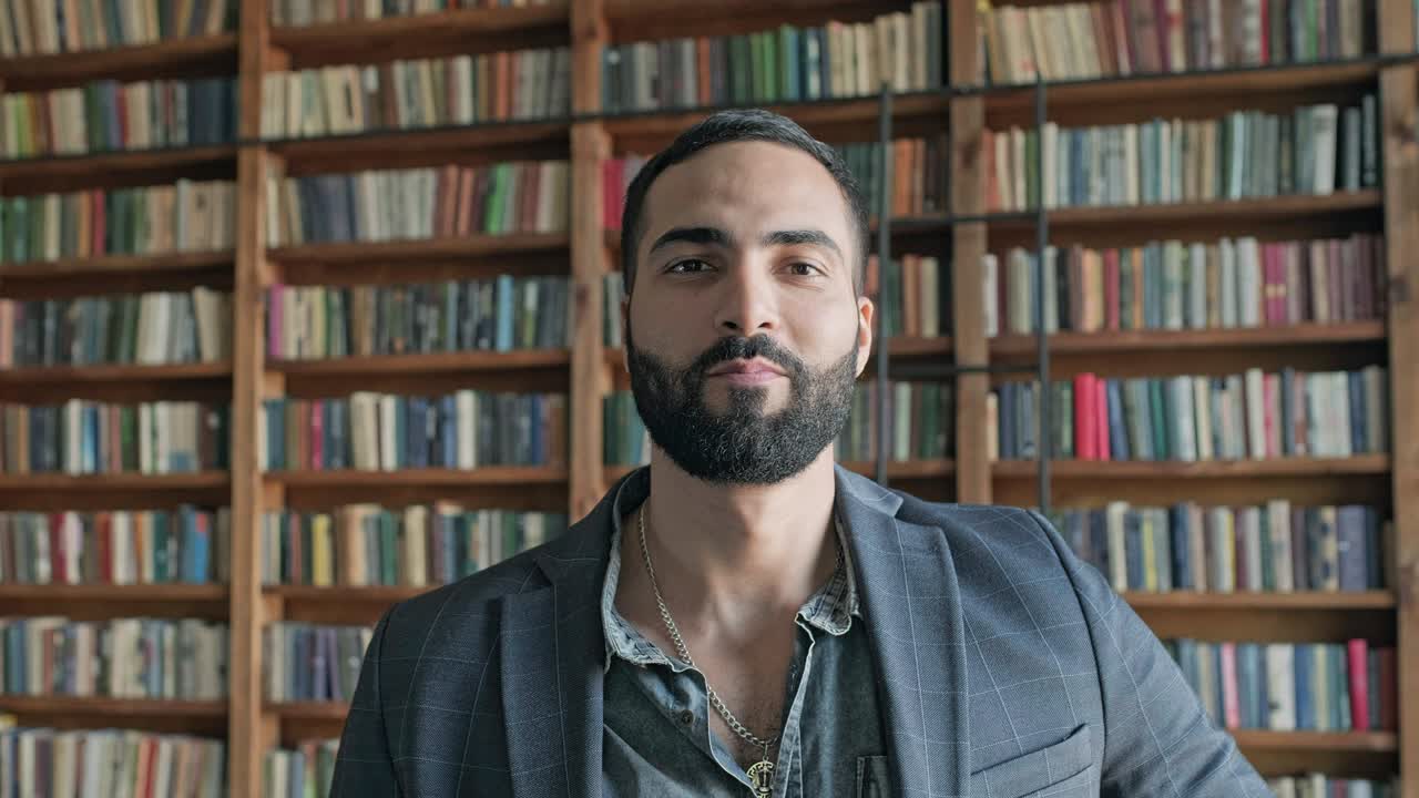 un tipo elegante en la biblioteca muestra con su mano que todo está bien.