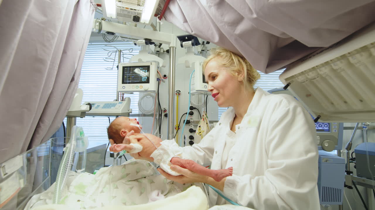 Infermiera che si prende cura di neonati in UTIN