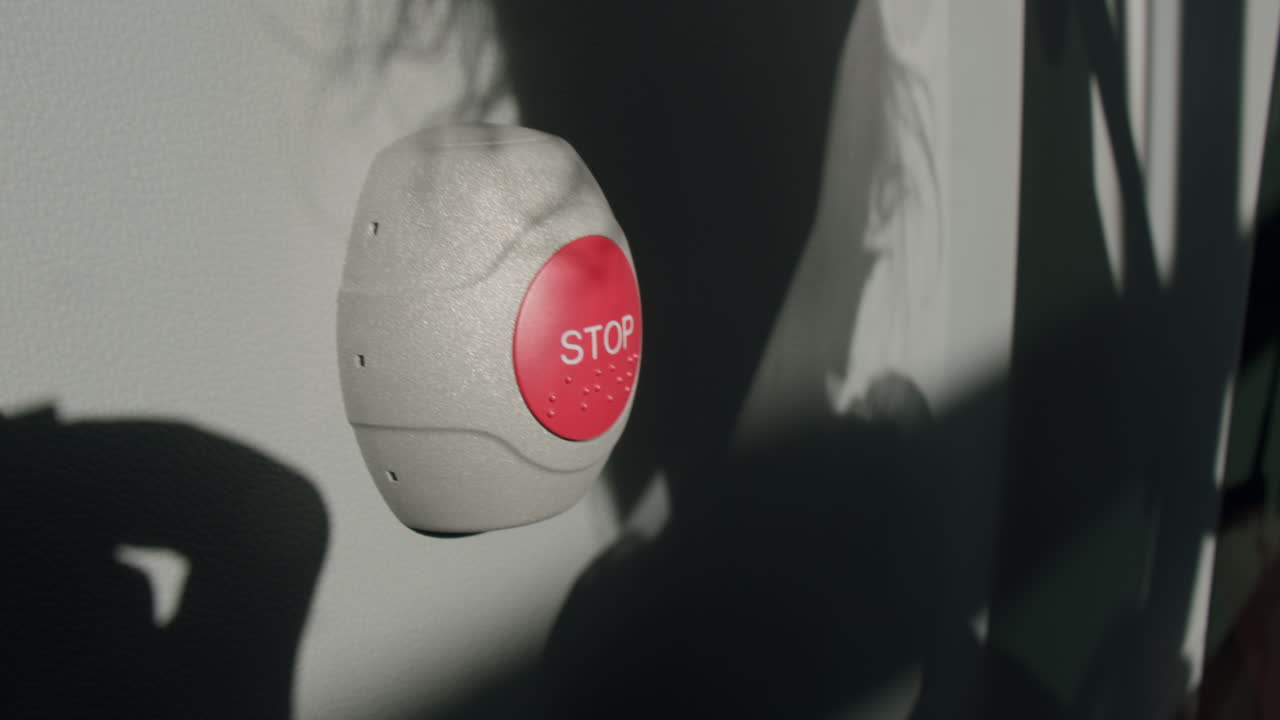 버스에서 정지 버튼을 누르는 아이