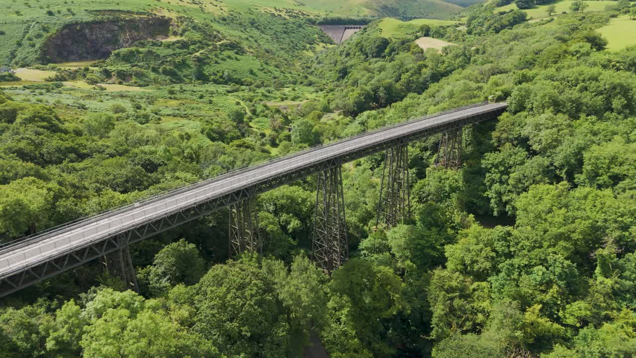 멜돈 다리 (meldon viaduct) 와 오케멘트 계곡 (okement valley) 의 항공 비행, 다리와 주변 풍경을 강조합니다.