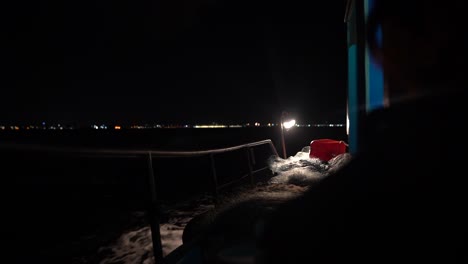 vista del lado de estribor de un barco de pesca mientras navega por el mar por la noche