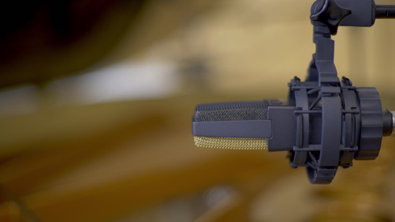 enfoque desgarrador de dos micrófonos de condensador colocados sobre las cuerdas de un piano de cola de concierto abierto en un estudio de grabación