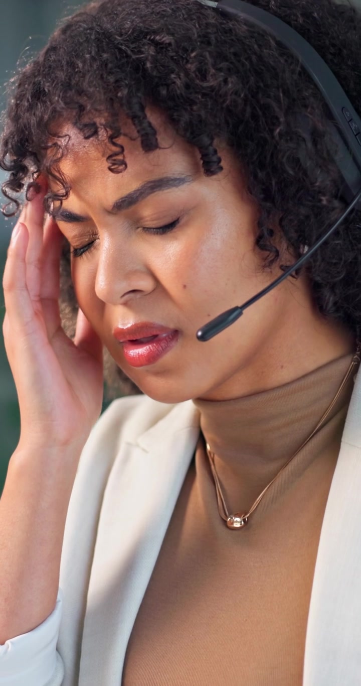 Rappresentante del servizio clienti stressato che soffre di mal di testa al lavoro