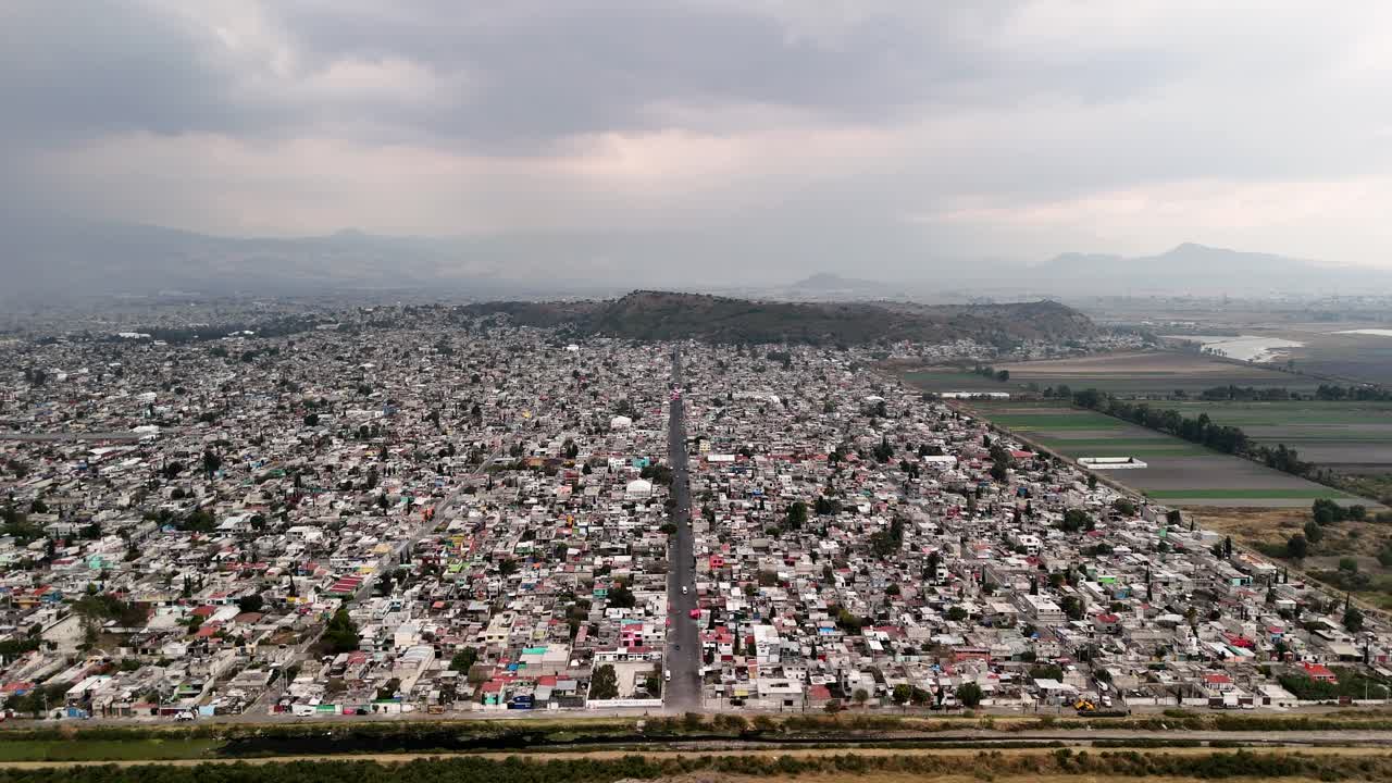 멕시코 분지에 있는 Chalco 시의 항공 촬영 장면