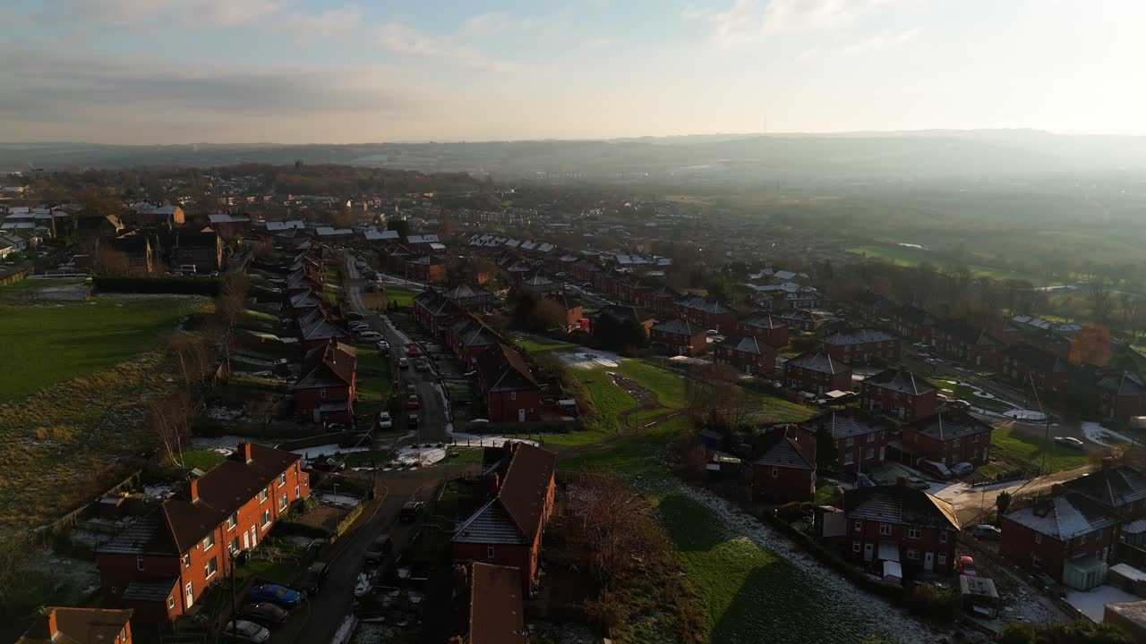 la vista de invierno del ojo de drone captura el típico desarrollo de viviendas de propiedad del consejo urbano del reino unido de dewsbury moor estate con casas adosadas de ladrillo rojo y el industrial yorkshire