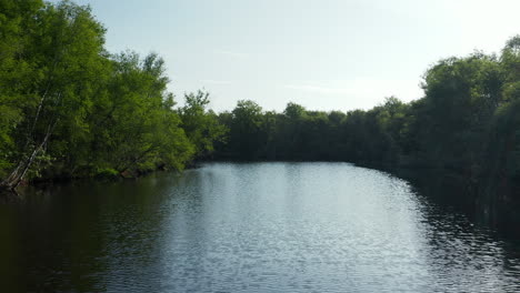 Navegando-A-Través-Del-Lago-De-Aguas-Tranquilas-En-Ossenzijl,-Frisia,-Países-Bajos