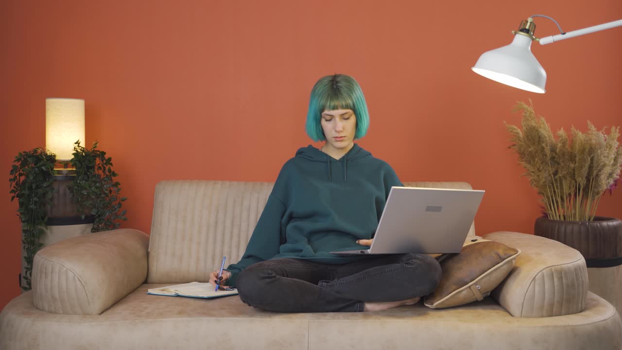 mujer joven con aburrimiento.