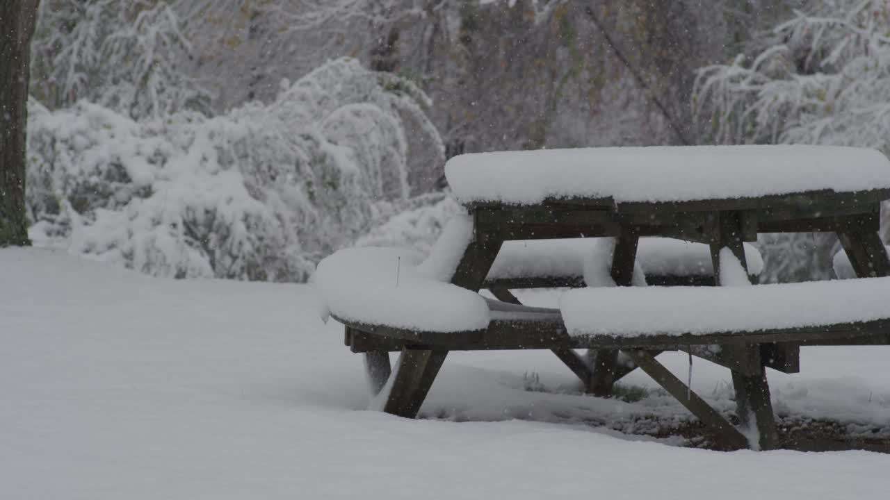 피크닉 테이블에 첫 번째 눈이 내리는 - 느린 동작