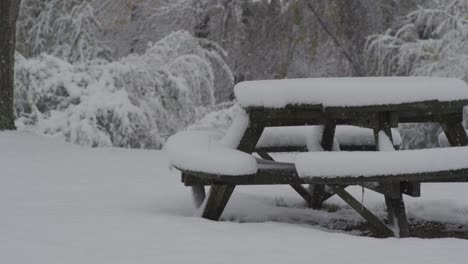 Erster-Schneefall-Auf-Dem-Picknicktisch---Zeitlupe