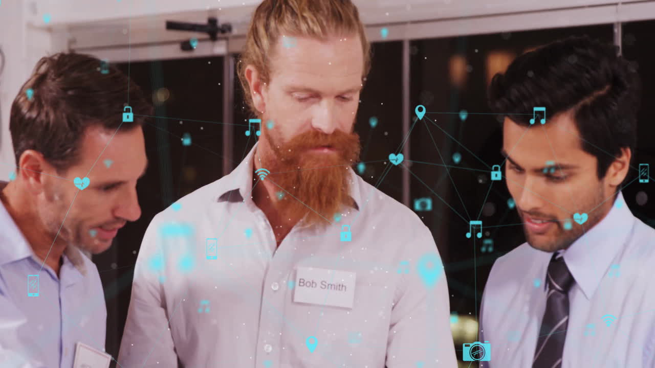 iconas de redes digitales y redes sociales animación sobre personas de negocios en discusión