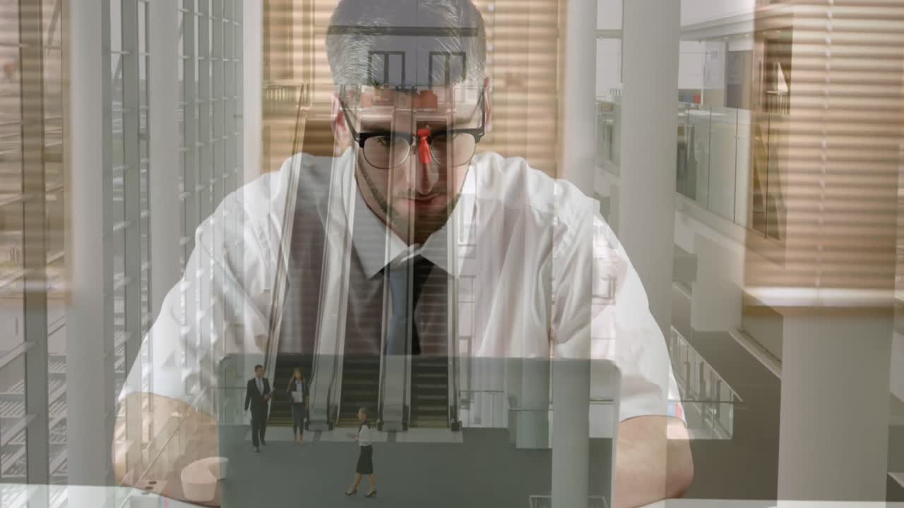 animación de personas que caminan sobre hombres de negocios caucásicos usando una computadora portátil