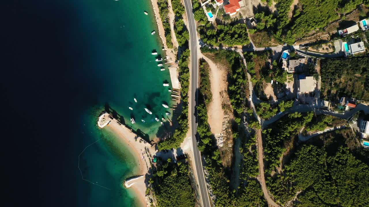 낚시 정착지 근처의 해안 도로를 따라 공중 드론 영상