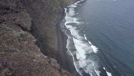 acantilado rocoso y arena negra en la playa de nogales, visto desde el mirador de la playa de nogales en la palma, antena españa