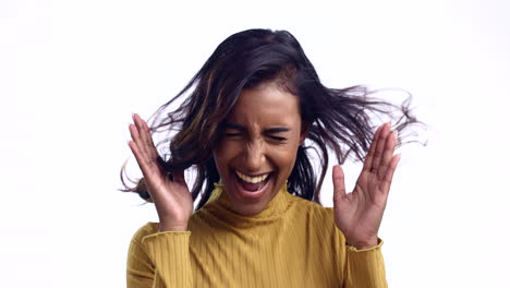 sonrisa, loca y una mujer con viento en un blanco