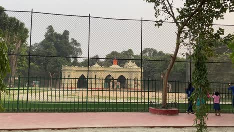 Giraffes-inside-zoo-guard-fencing-of-Alipore-zoo-Kolkata-West-Bengal