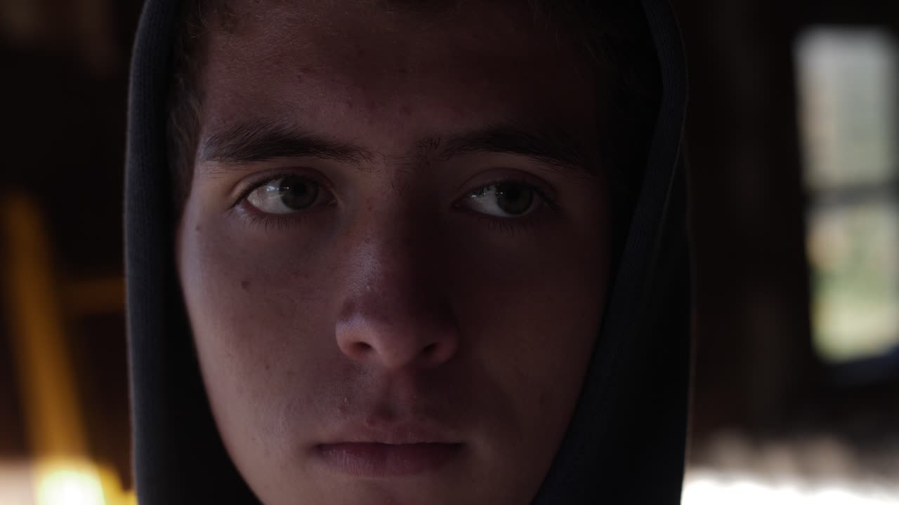 un joven mira con aprensión a alguien que está a su lado