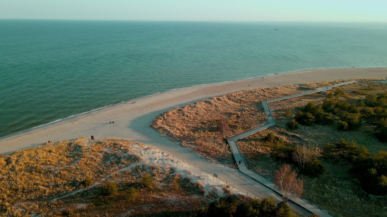 paseo marítimo costero en la costa arenosa en la península de hel, bahía de puck, polonia