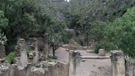 Toma-Aérea-De-Algunas-Ruinas-De-La-Mina-Española-Masónica-En-Real-De-Catorce,-San-Luis-Potosí,-México.