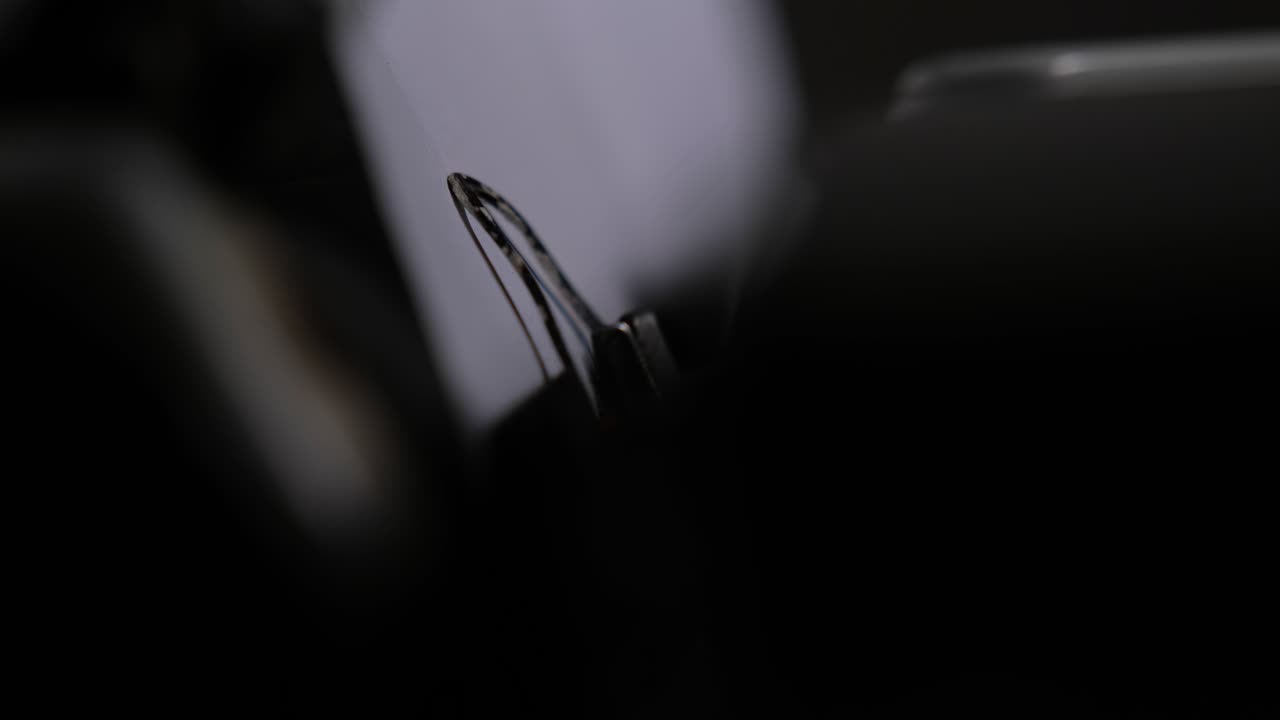 макросъемка ударов штрихов печатной машинки на чистом листе бумаги