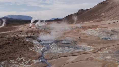 atracción turística popular namaskard con vapor de azufre saliendo de piscinas de barro
