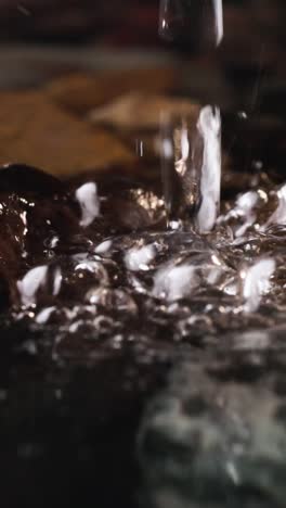 agua que fluye en un río