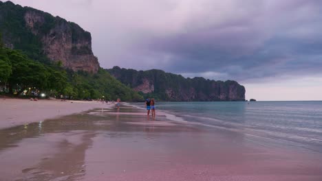 Imágenes-De-Paisajes-Cinematográficos-De-4k-De-La-Hermosa-Playa-De-Ao-Nang-En-Krabi,-En-El-Sur-De-Tailandia-Durante-Una-Hermosa-Puesta-De-Sol