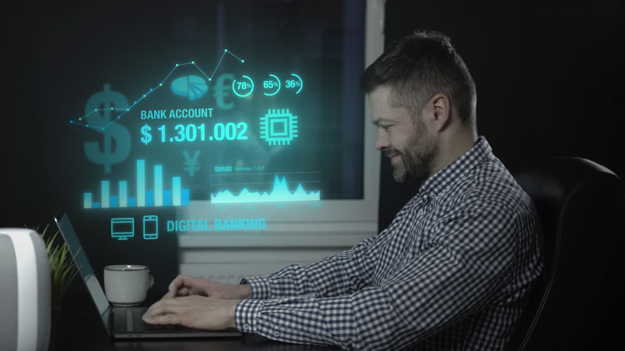 hombre explorando su cuenta bancaria